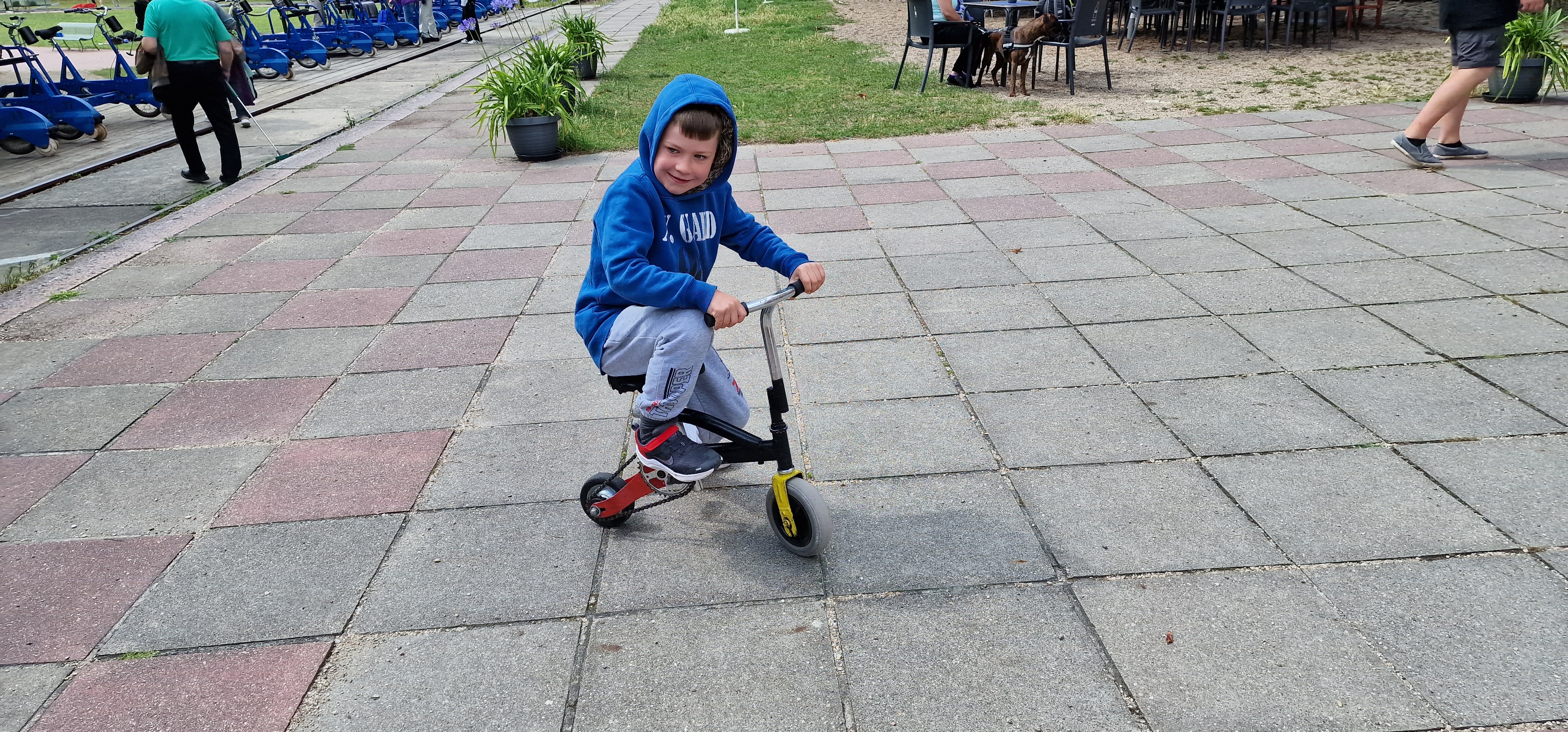 Kind-Auf-miniFahrrad